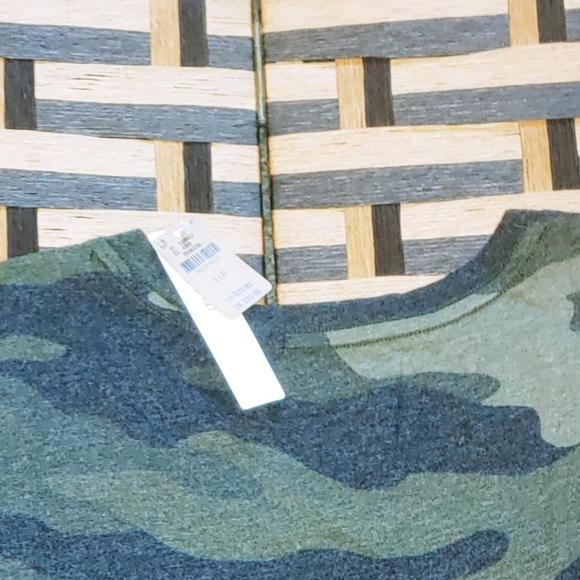 VS PINK Camo Everyday Crewneck Tee Sz: L - Picture 9 of 9